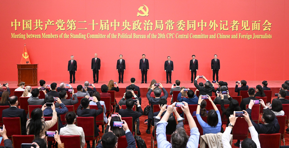 10月23日,刚刚在中国共产党第二十届中央委员会第一次全体会议上当选的中共中央总书记习近平和中共中央政治局常委李强、赵乐际、王沪宁、蔡奇、丁薛祥、李希在北京人民大会堂同中外记者亲切见面。 10月23日,刚刚在中国共产党第二十届中央委员会第一次全体会议上当选的中共中央总书记习近平和中共中央政治局常委李强、赵乐际、王沪宁、蔡奇、丁薛祥、李希在北京人民大会堂同中外记者亲切见面。