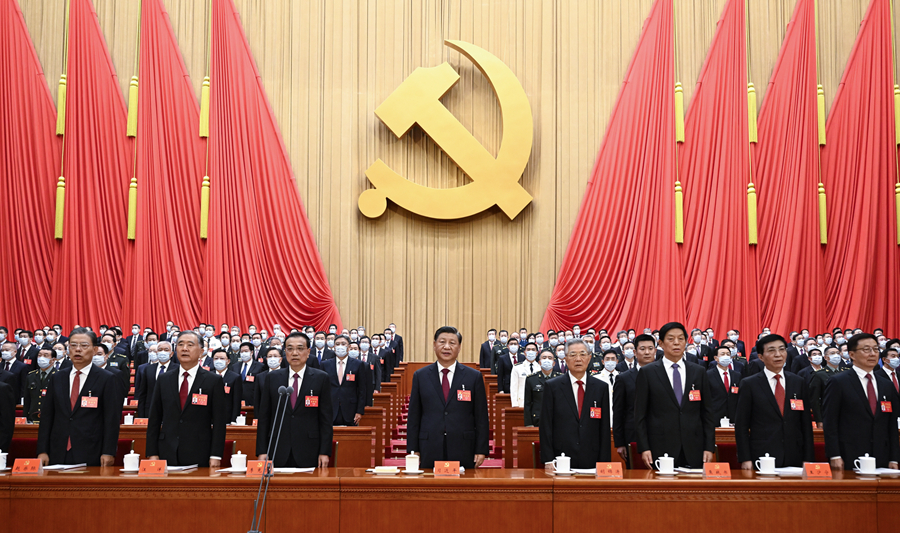2022年10月16日,中国共产党第二十次全国代表大会在北京人民大会堂开幕。这是习近平、李克强、栗战书、汪洋、王沪宁、赵乐际、韩正、胡锦涛在主席台上。