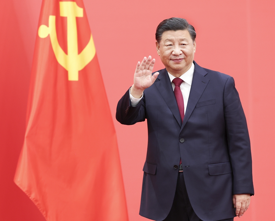 10月23日,刚刚在中国共产党第二十届中央委员会第一次全体会议上当选的中共中央总书记习近平和中共中央政治局常委李强、赵乐际、王沪宁、蔡奇、丁薛祥、李希在北京人民大会堂同采访中共二十大的中外记者亲切见面。这是习近平向在场的中外记者挥手致意。