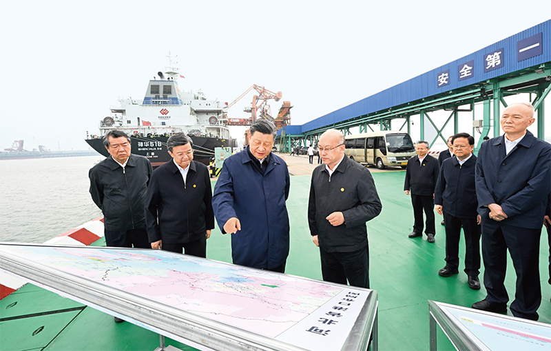 2023年5月11日至12日,中共中央总书记、国家主席、中央军委主席习近平在河北考察,并主持召开深入推进京津冀协同发展座谈会。这是11日下午,习近平在沧州市黄骅港煤炭港区码头考察。 新华社记者 李学仁/摄